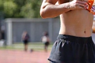 Energetski gel u ruci sportiste.