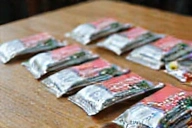 Više pakovanja energetskog gela.